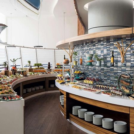 Radisson Blu Hotel, Jeddah Al Salam Екстериор снимка The buffet at the 101 Lounge