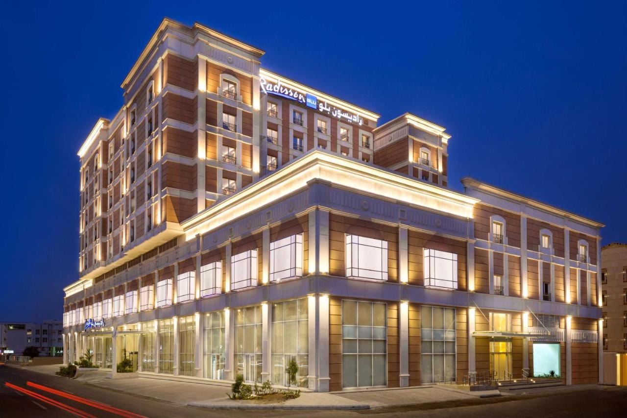Radisson Blu Hotel, Jeddah Al Salam Екстериор снимка The hotel at night