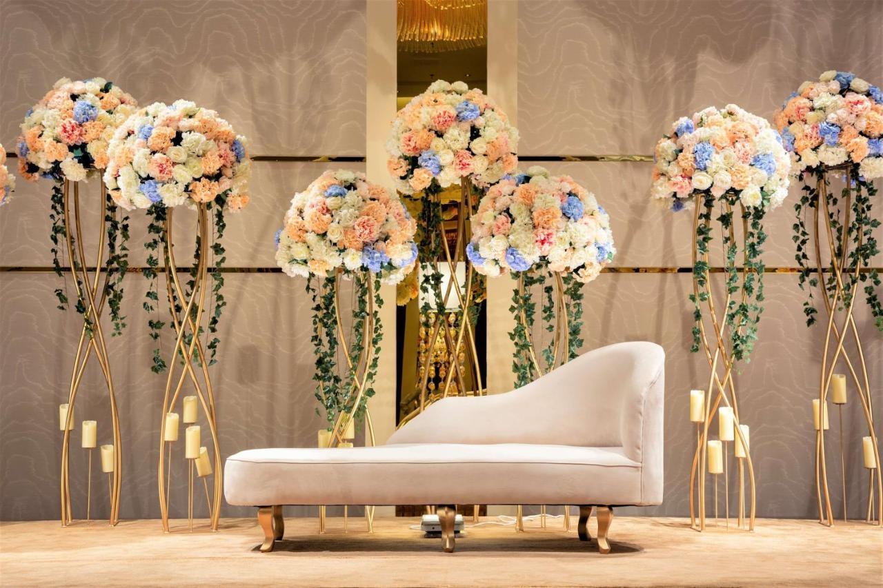 Radisson Blu Hotel, Jeddah Al Salam Екстериор снимка A modern wedding dais