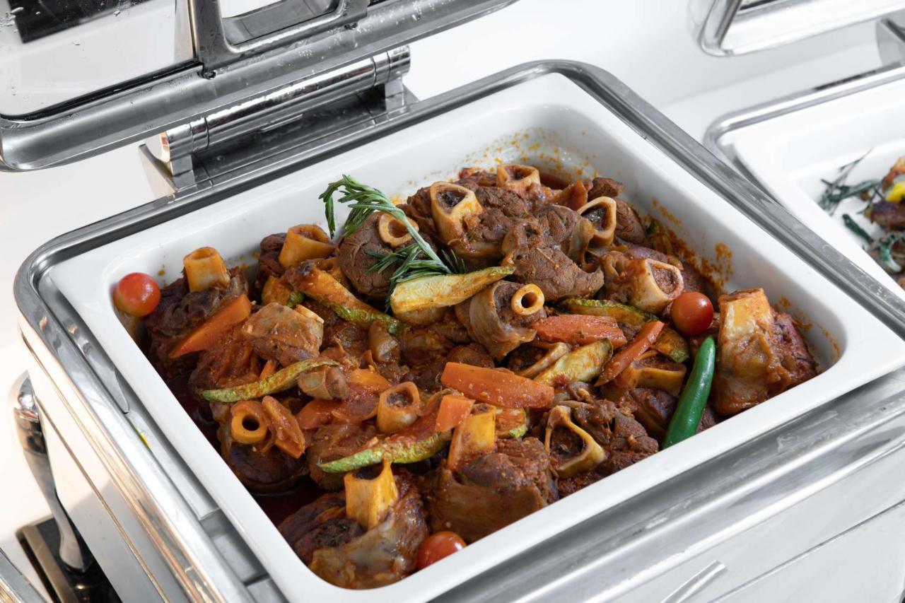 Radisson Blu Hotel, Jeddah Al Salam Екстериор снимка A chafing dish