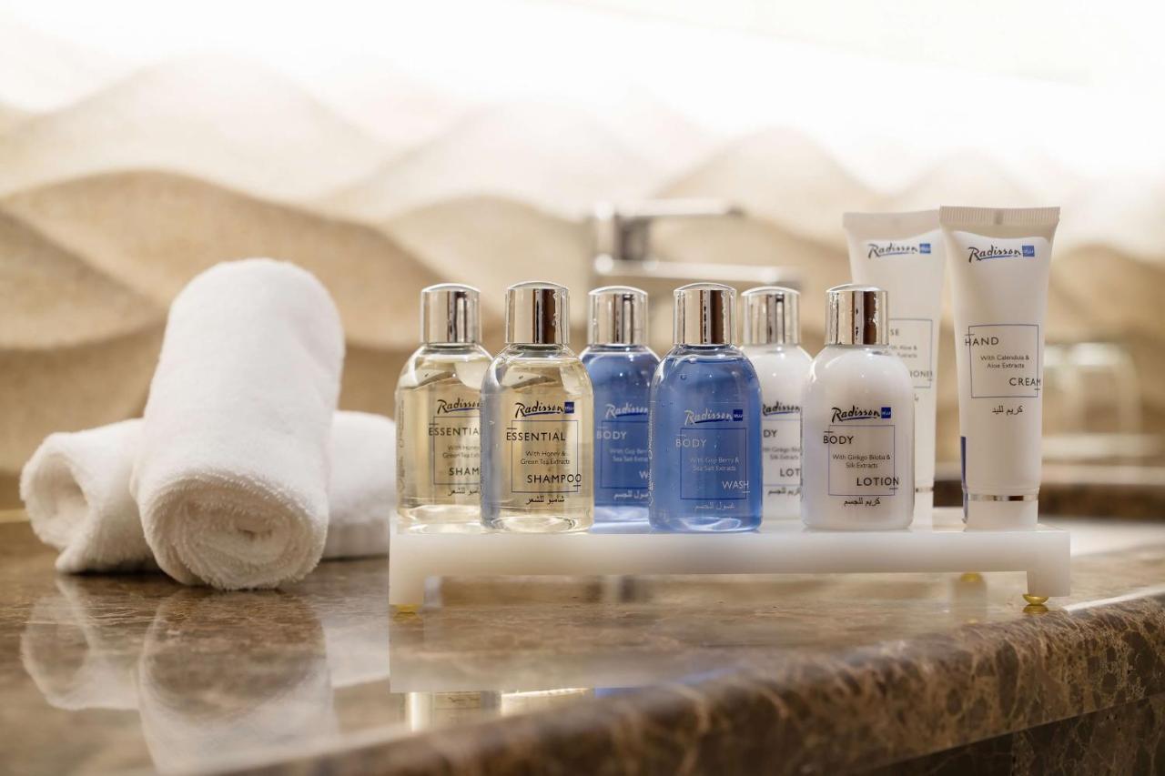 Radisson Blu Hotel, Jeddah Al Salam Екстериор снимка A selection of the amenities offered by the hotel