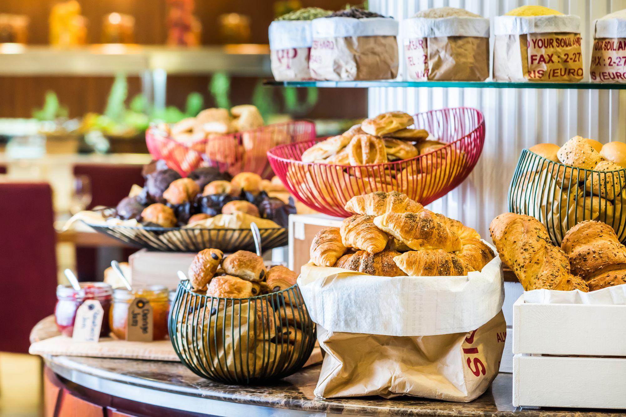 Radisson Blu Hotel, Jeddah Al Salam Екстериор снимка A selection of pastries at a bakery